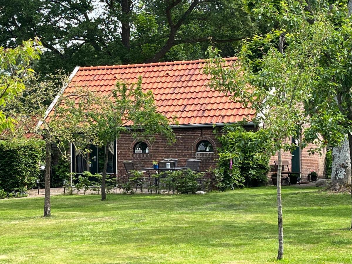 Landelijk Gelegen Huisje Op Erf Veeningen Luaran gambar