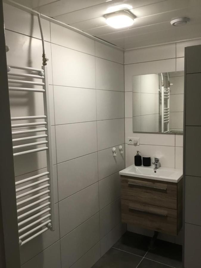 Landelijk Gelegen Huisje Op Erf Veeningen Luaran gambar
